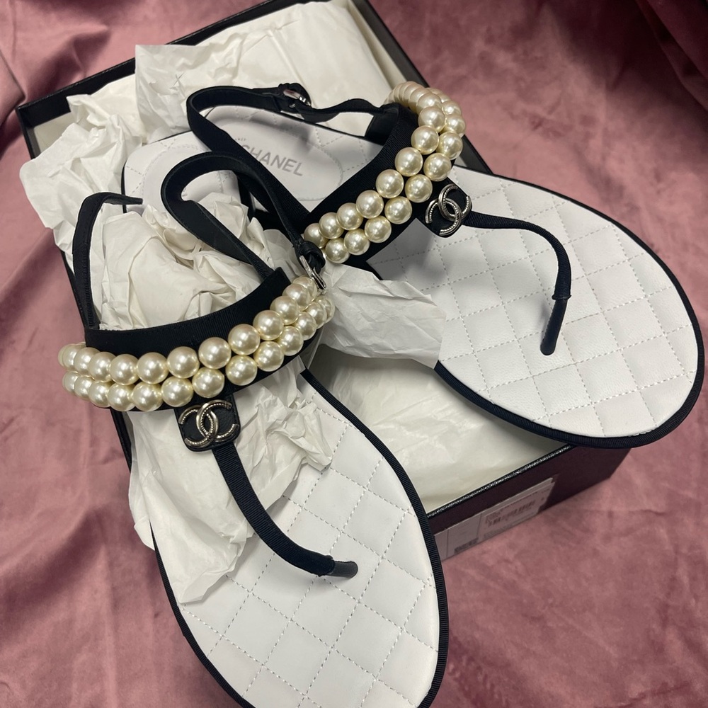 Pearls & Chanel | BRAND NEW NEVER WORN